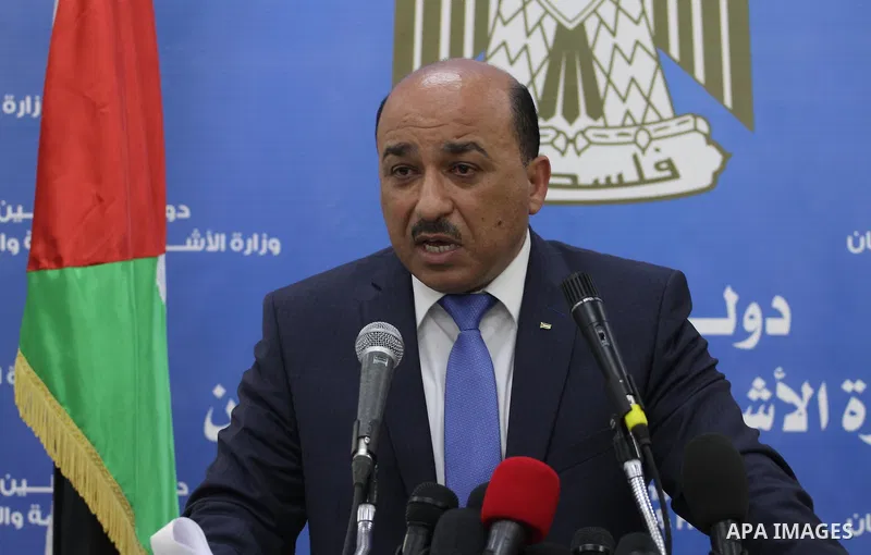 Palestinian housing minister Mufeed al-Hasayna speaks during a press conference, in Gaza city on April 05, 2015. Photo by Mohammed Asad