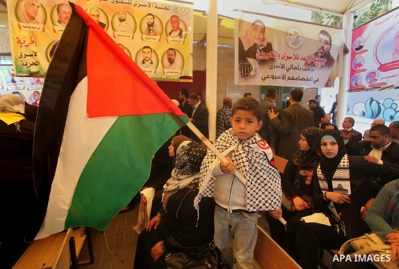 Palestinians take part a protest demanding released their relatives of prisoners, in front of red cross office, in Gaza city, on April 6, 2015. Photo by Ashraf amra