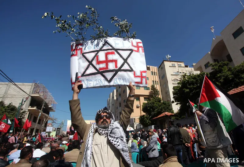 Palestinians take part a protest demanding released their relatives of prisoners, in front of red cross office, in Gaza city, on April 6, 2015. Photo by Ashraf amra