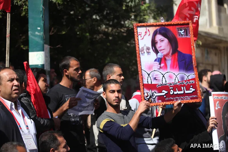 Palestinians take part a protest demanding released their relatives of prisoners, in front of red cross office, in Gaza city, on April 6, 2015. Photo by Ashraf amra