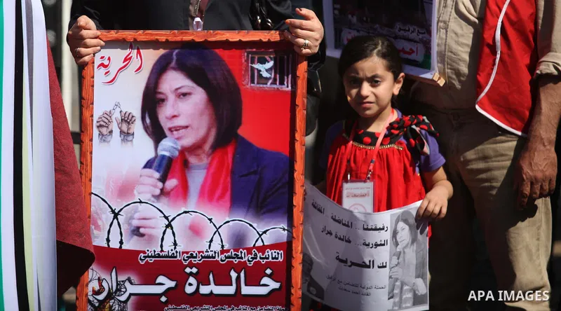Palestinians take part a protest demanding released their relatives of prisoners, in front of red cross office, in Gaza city, on April 6, 2015. Photo by Ashraf amra