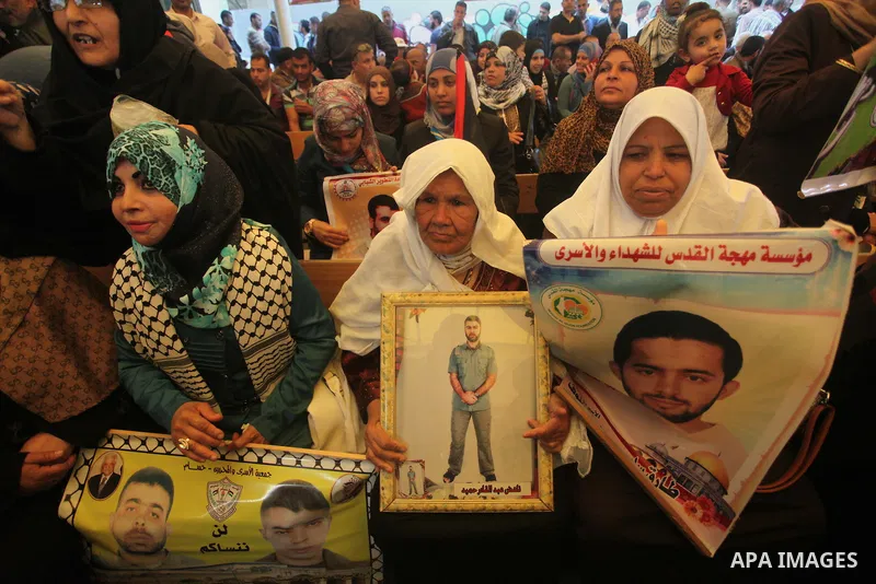 Palestinians take part a protest demanding released their relatives of prisoners, in front of red cross office, in Gaza city, on April 6, 2015. Photo by Ashraf amra