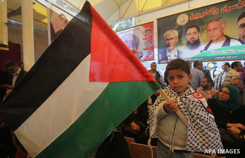 Palestinians take part a protest demanding released their relatives of prisoners, in front of red cross office, in Gaza city, on April 6, 2015. Photo by Ashraf amra