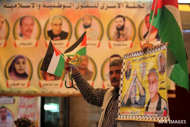 Palestinians take part a protest demanding released their relatives of prisoners, in front of red cross office, in Gaza city, on April 6, 2015. Photo by Ashraf amra