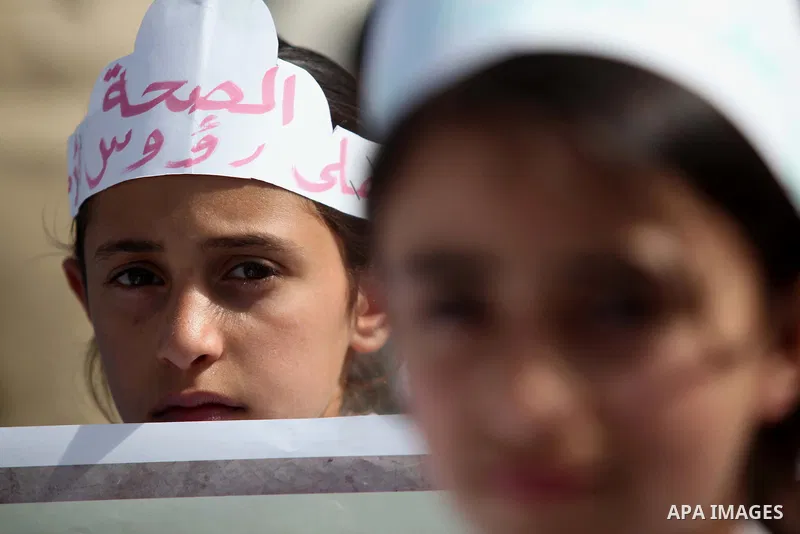 Palestinian students hold banners during a rally to mark the World Health Day, in Gaza city on April 7, 2015. Photo by Ashraf Amra
