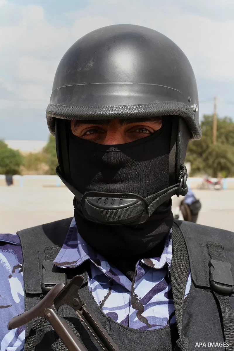 Palestinian policemen demonstrate their skills during a graduation ceremony for special security forces, in Khan Younis in the southern Gaza strip on April 11, 2015. Photo by Abed Rahim Khatib