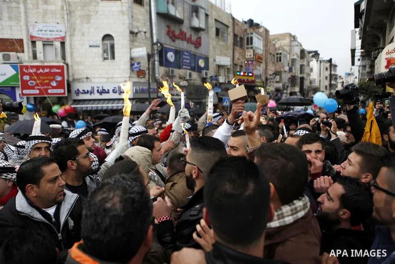 Palestinian Orthodox Christians light candles as they celebrate the arrival of the 'Holy Fire' from Jerusalem's Holy Sepulchre in the occupied West Bank city of Ramallah April 11, 2015. Photo by Shadi Hatem