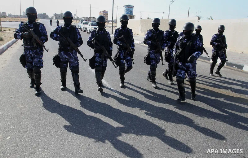 Palestinian policemen demonstrate their skills during a graduation ceremony for special security forces, in Khan Younis in the southern Gaza strip on April 11, 2015. Photo by Abed Rahim Khatib