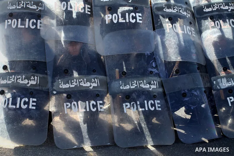 Palestinian policemen demonstrate their skills during a graduation ceremony for special security forces, in Khan Younis in the southern Gaza strip on April 11, 2015. Photo by Abed Rahim Khatib