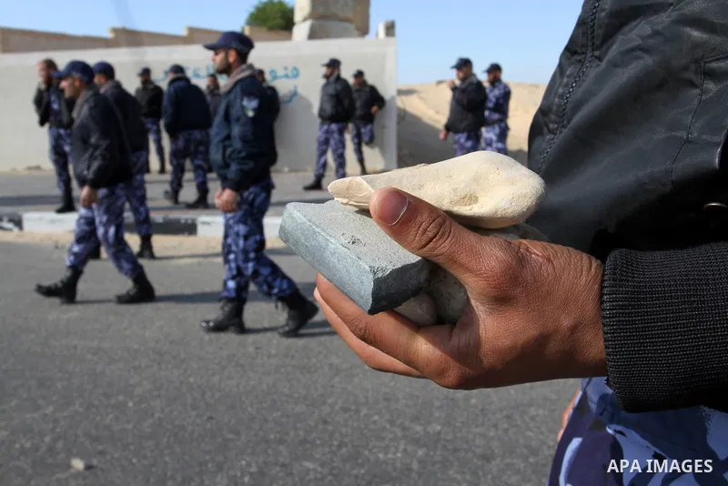 Palestinian policemen demonstrate their skills during a graduation ceremony for special security forces, in Khan Younis in the southern Gaza strip on April 11, 2015. Photo by Abed Rahim Khatib