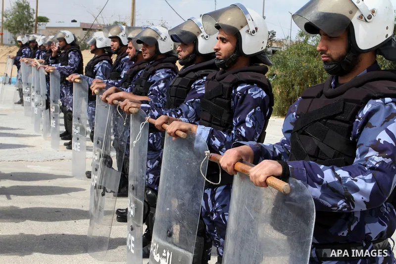 Palestinian policemen demonstrate their skills during a graduation ceremony for special security forces, in Khan Younis in the southern Gaza strip on April 11, 2015. Photo by Abed Rahim Khatib