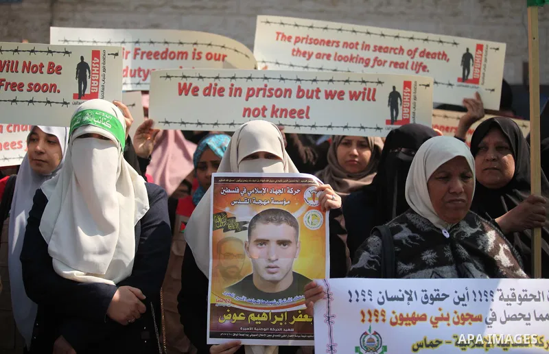 Palestinian women take part in a protest calling for the release of Palestinian prisoners held in Israeli jails, outside the International Red Cross offices in Gaza City, on April 13, 2015. Photo by Ashraf Amra