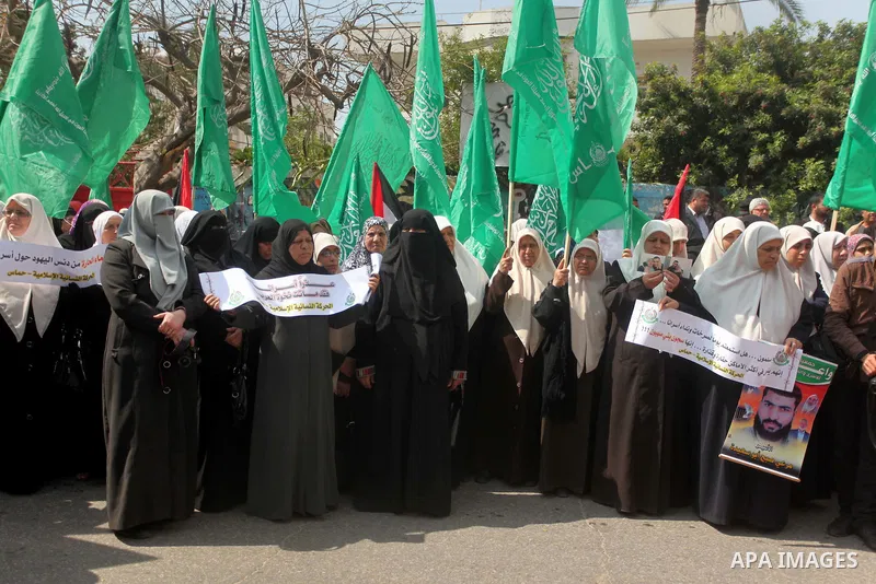 Palestinian women take part in a protest calling for the release of Palestinian prisoners held in Israeli jails, outside the International Red Cross offices in Gaza City, on April 13, 2015. Photo by Ashraf Amra