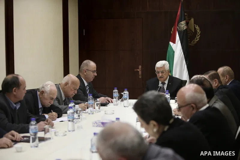 Palestinian President, Mahmoud Abbas (Abu Mazen) meets with members of the Executive Committee in the West Bank city of Ramallah on April 18, 2015. (apaimages/Fadi Arouri-POOL)