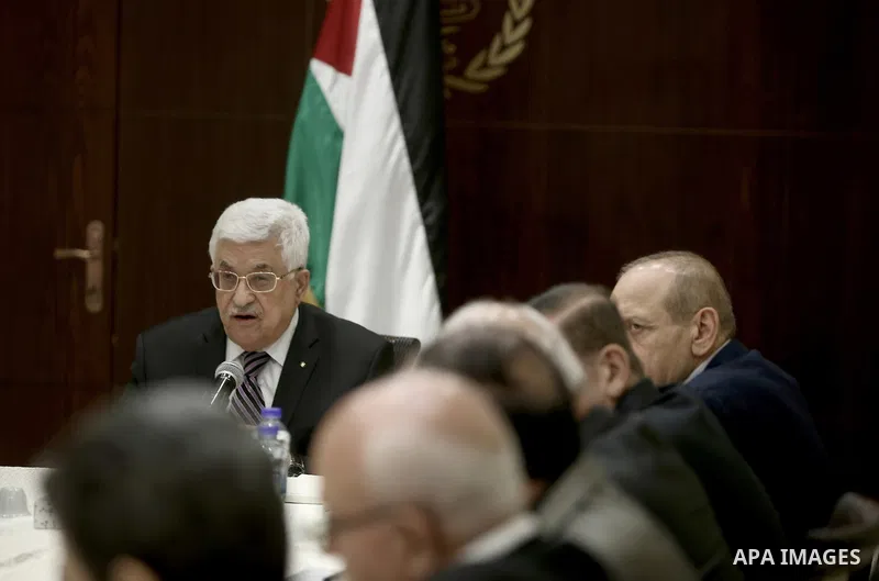 Palestinian President, Mahmoud Abbas (Abu Mazen) meets with members of the Executive Committee in the West Bank city of Ramallah on April 18, 2015. (apaimages/Fadi Arouri-POOL)