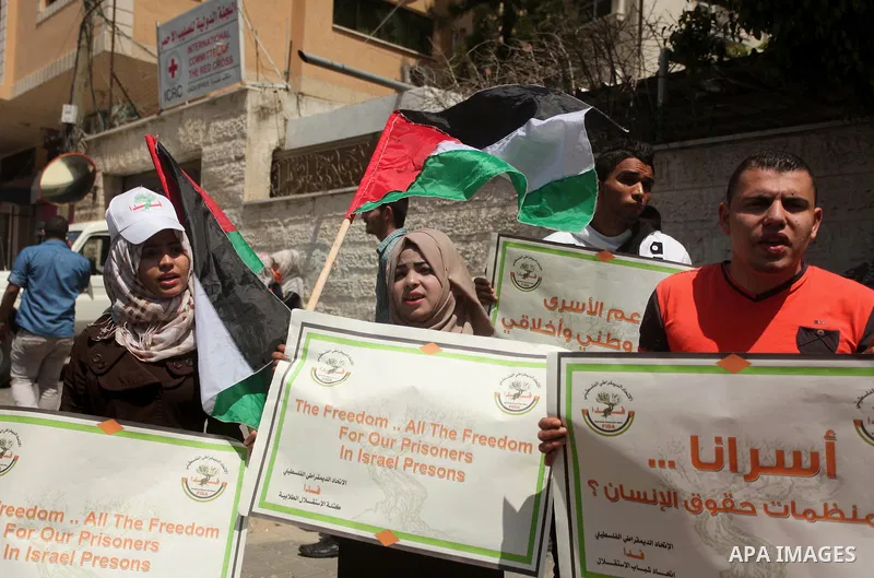 Protesters take part in a protest marking Palestinian Prisoners' Day in front of Red cross office in Gaza City April 19, 2015. Palestinian human rights groups say 6,000 Palestinian prisoners remain in Israeli prisons and...