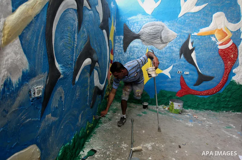 Palestinian artist Jihad Al-Ghoul, 23, works at his house in Bureij refugee camp in the center Gaza Strip, on April 25, 2015. Al-Ghoul said that he lost his leg in an Israeli attacked on Bureij refugee camp in 2008. Phot...