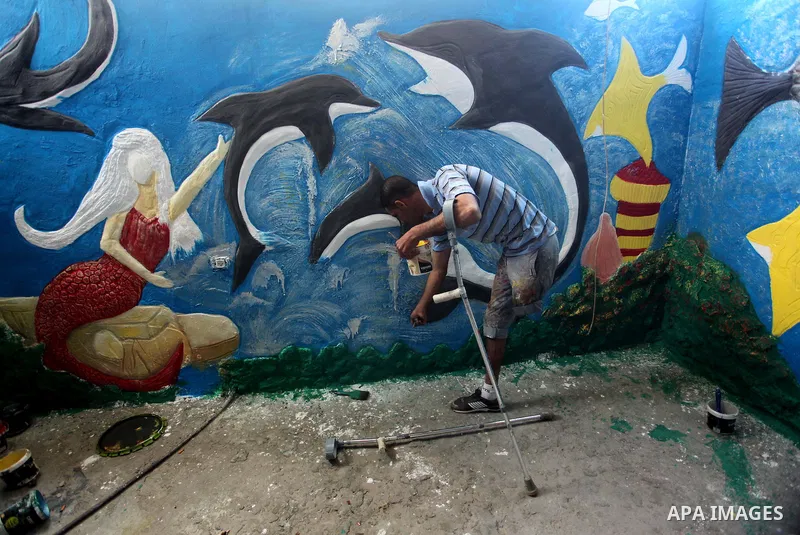 Palestinian artist Jihad Al-Ghoul, 23, works at his house in Bureij refugee camp in the center Gaza Strip, on April 25, 2015. Al-Ghoul said that he lost his leg in an Israeli attacked on Bureij refugee camp in 2008. Phot...