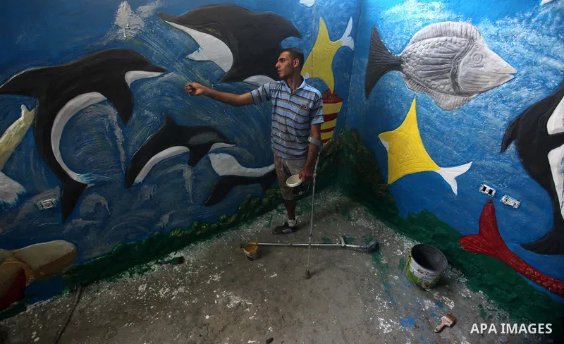Palestinian artist Jihad Al-Ghoul, 23, works at his house in Bureij refugee camp in the center Gaza Strip, on April 25, 2015. Al-Ghoul said that he lost his leg in an Israeli attacked on Bureij refugee camp in 2008. Phot...