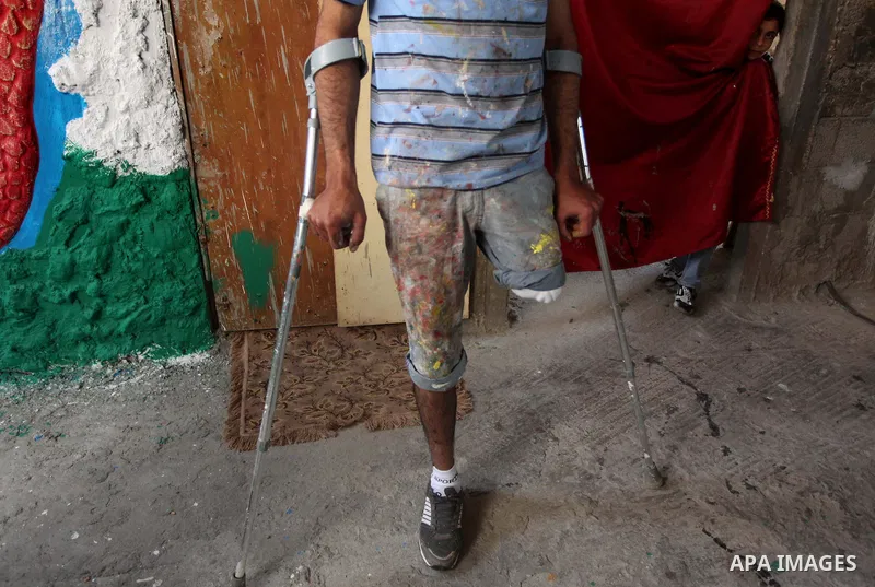Palestinian artist Jihad Al-Ghoul, 23, works at his house in Bureij refugee camp in the center Gaza Strip, on April 25, 2015. Al-Ghoul said that he lost his leg in an Israeli attacked on Bureij refugee camp in 2008. Phot...