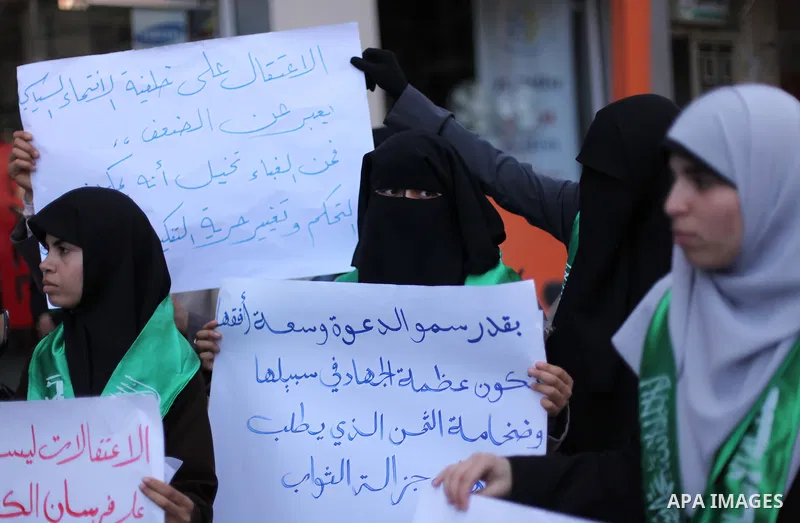 Palestinian members of the Islamic bloc take part in a protest against political arrests in the West Bank, Gaza City, on April 26, 2015. Photo by Ashraf Amra