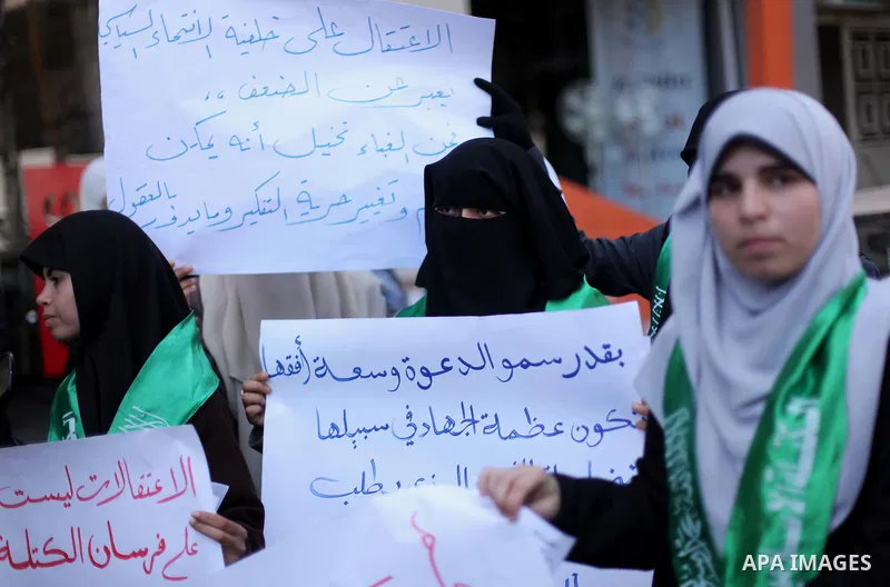 Palestinian members of the Islamic bloc take part in a protest against political arrests in the West Bank, Gaza City, on April 26, 2015. Photo by Ashraf Amra