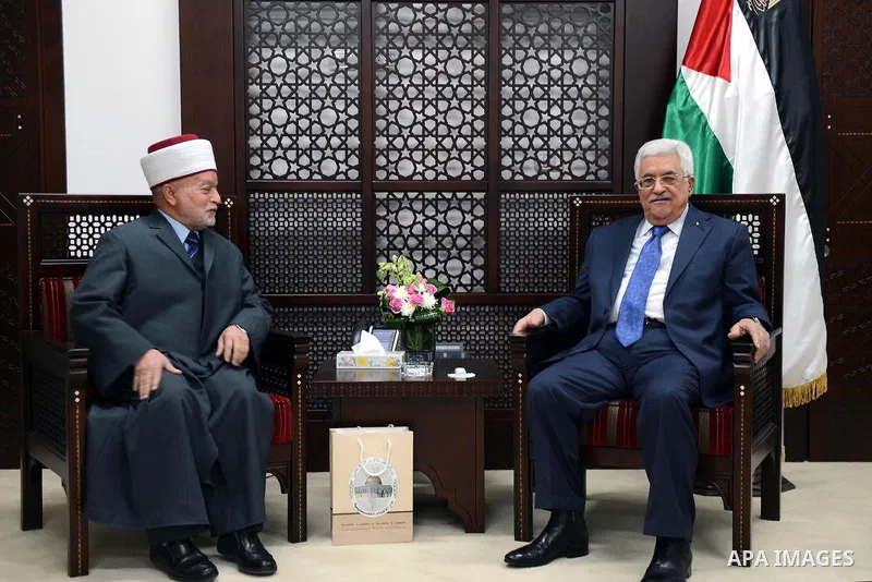 Palestinian President Mahmoud Abbas meets with the Mufti of Palestine Sheikh Mohammed Hussein, at Abbas's headquarter, in the West Bank city of Ramallah, April 28, 2015. Photo by Thaer Ganaim