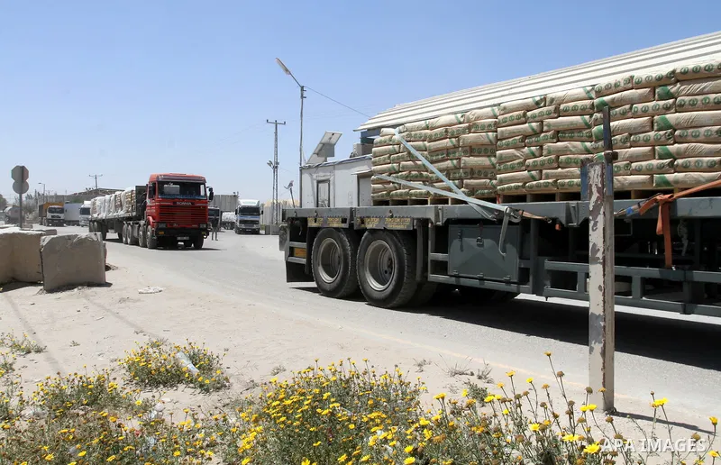 A truck carrying cement is seen after it entered the southern Gaza Strip from Israel through the Kerem Shalom crossing in Rafah on April 29, 2015. Photo by Abed Rahim Khatib