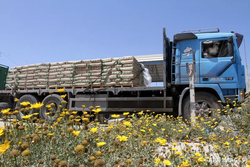 A truck carrying cement is seen after it entered the southern Gaza Strip from Israel through the Kerem Shalom crossing in Rafah on April 29, 2015. Photo by Abed Rahim Khatib