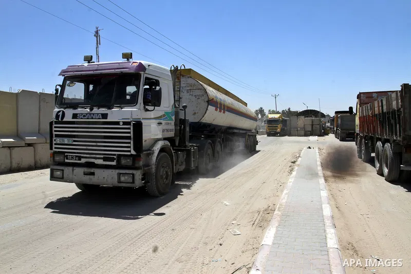 A truck carrying gas is seen after it entered the southern Gaza Strip from Israel through the Kerem Shalom crossing in Rafah on April 29, 2015. Photo by Abed Rahim Khatib
