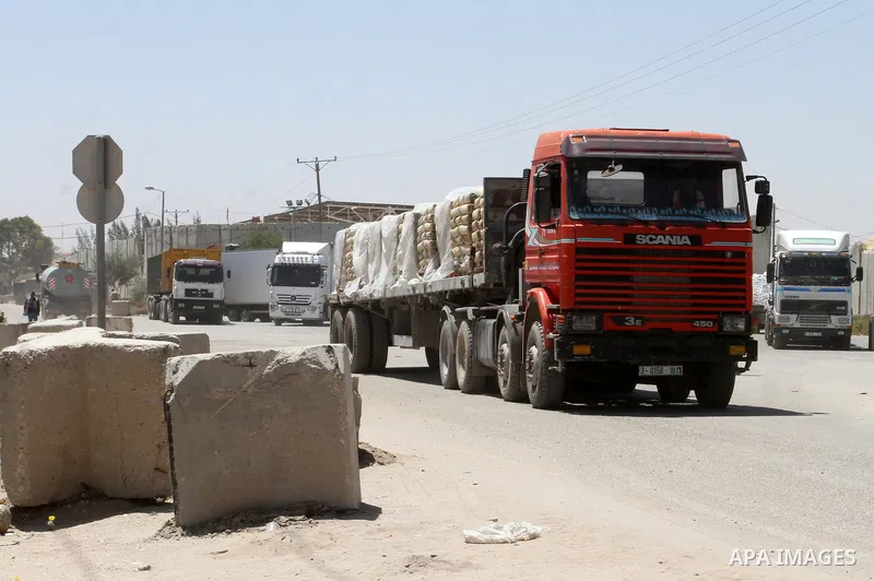 A truck carrying cement is seen after it entered the southern Gaza Strip from Israel through the Kerem Shalom crossing in Rafah on April 29, 2015. Photo by Abed Rahim Khatib