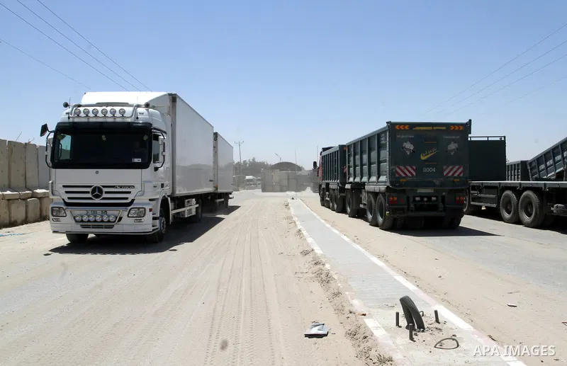 A truck carrying building materials is seen after it entered the southern Gaza Strip from Israel through the Kerem Shalom crossing in Rafah on April 29, 2015. Photo by Abed Rahim Khatib