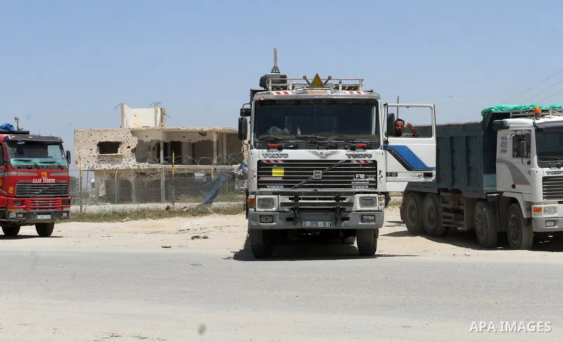 A Palestinian man rides his truck as he waits to enter the Kerem Shalom crossing in Rafah on April 29, 2015. Photo by Abed Rahim Khatib