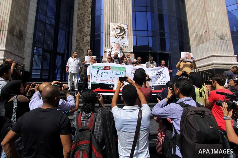 Egyptian Journalists hold pictures of thier fellow Mayada Ashraf, who was killed by Egyptian police, in front of the Journalists Syndicate, in Cairo on April 29, 2015. Photo by Amr Sayed