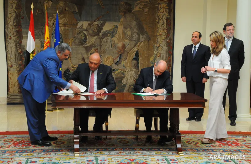 Egyptian Foreign Affairs Sameh Shoukry and his Spanish counterpart Jose Manuel Garcia Margallo sign an agreement at the Moncloa in Madrid on April 30, 2015. Photo by Egyptian Presidency