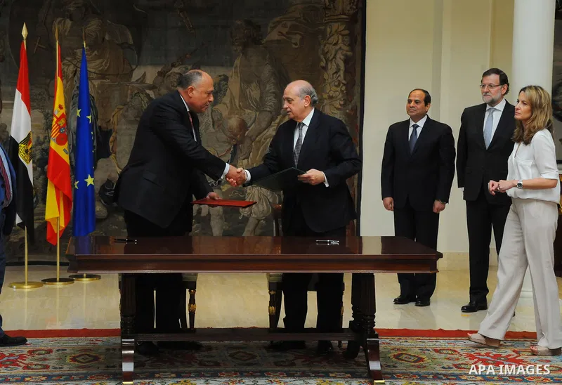 Egyptian Foreign Affairs Sameh Shoukry and his Spanish counterpart Jose Manuel Garcia Margallo sign an agreement at the Moncloa in Madrid on April 30, 2015. Photo by Egyptian Presidency