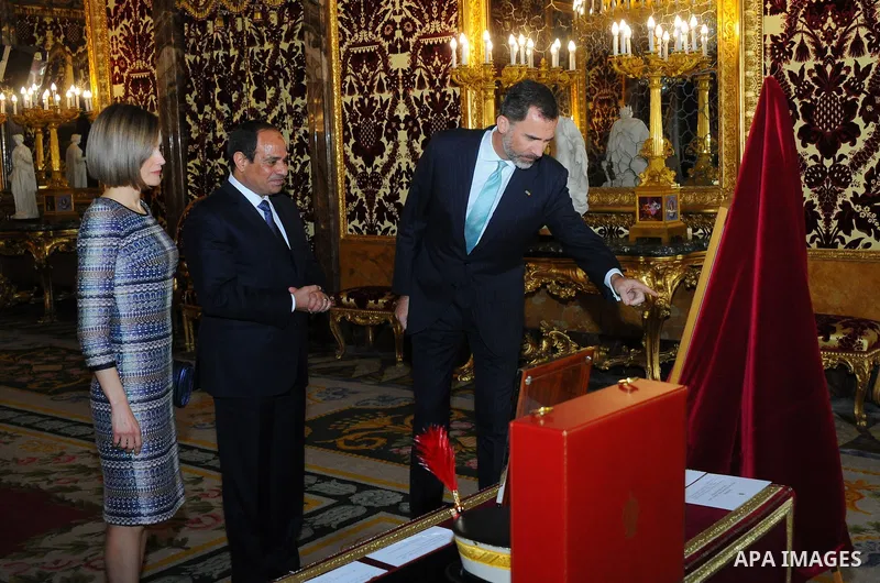 Spain's King Felipe VI meets with Egyptian President Abdel Fattah al-Sisi at the Royal Palace in Madrid on April 30, 2015. Photo by Egyptian Presidency