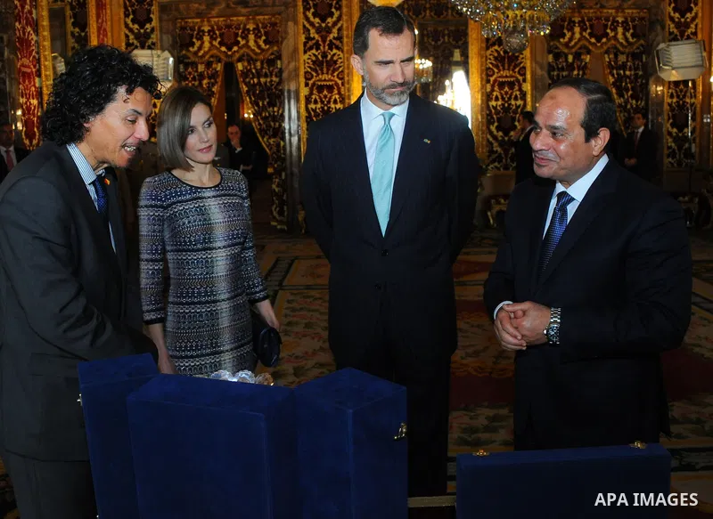 Spain's King Felipe VI meets with Egyptian President Abdel Fattah al-Sisi at the Royal Palace in Madrid on April 30, 2015. Photo by Egyptian Presidency