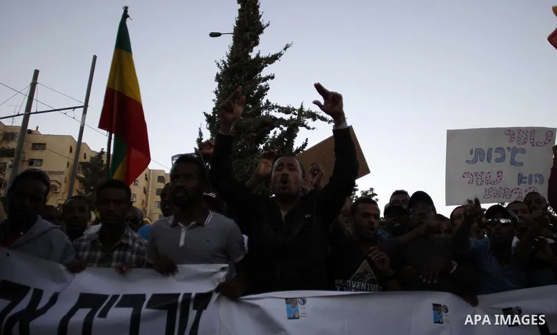 Israeli Ethiopians march during a demonstration to demand an investigation into alleged police racism and violence, in downtown Jerusalem on April 30, 2015. Clashes broke on April 30 in Jerusalem, as more than 1,000 angr...