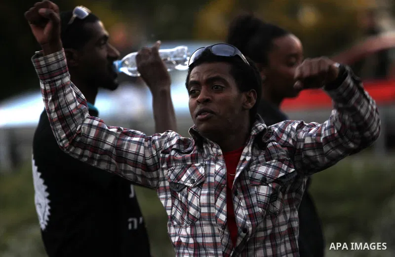 Israeli Ethiopians march during a demonstration to demand an investigation into alleged police racism and violence, in downtown Jerusalem on April 30, 2015. Clashes broke on April 30 in Jerusalem, as more than 1,000 angr...