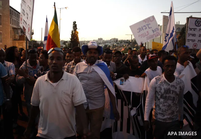 Israeli Ethiopians march during a demonstration to demand an investigation into alleged police racism and violence, in downtown Jerusalem on April 30, 2015. Clashes broke on April 30 in Jerusalem, as more than 1,000 angr...