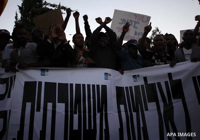 Israeli Ethiopians march during a demonstration to demand an investigation into alleged police racism and violence, in downtown Jerusalem on April 30, 2015. Clashes broke on April 30 in Jerusalem, as more than 1,000 angr...