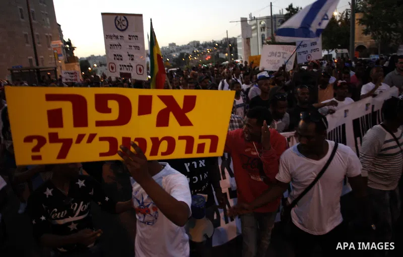 Israeli Ethiopians march during a demonstration to demand an investigation into alleged police racism and violence, in downtown Jerusalem on April 30, 2015. Clashes broke on April 30 in Jerusalem, as more than 1,000 angr...