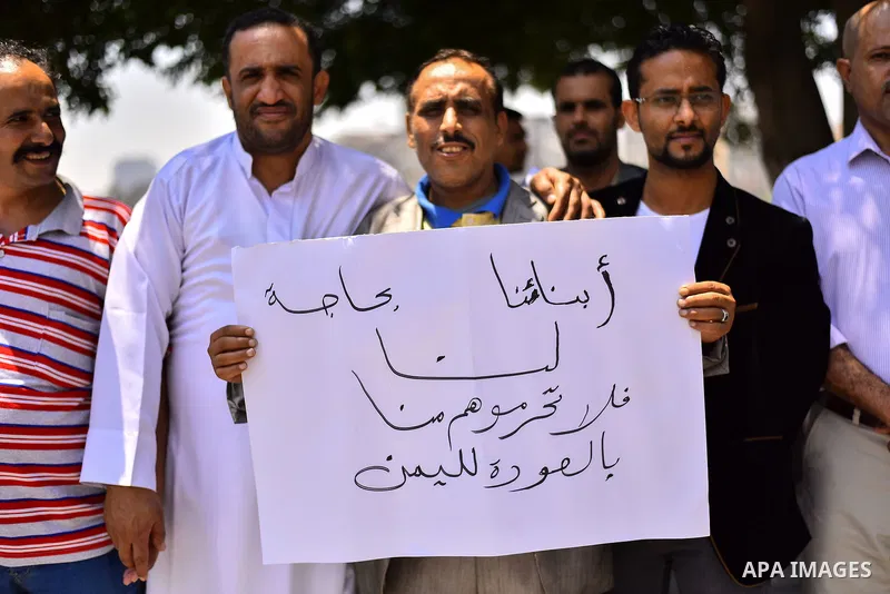 Yemeni expatriates hold banners during a protest demanding the return to Yemen, outside the Yemeni embassy, in Cairo on May 3, 2015. Between 40-50 Arab special forces soldiers arrived in Aden on Sunday and deployed along...