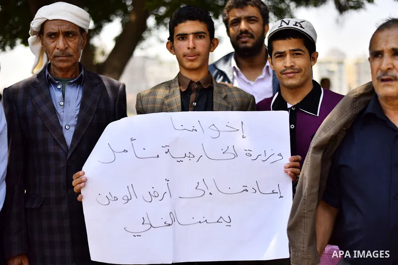 Yemeni expatriates hold banners during a protest demanding the return to Yemen, outside the Yemeni embassy, in Cairo on May 3, 2015. Between 40-50 Arab special forces soldiers arrived in Aden on Sunday and deployed along...