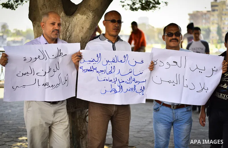 Yemeni expatriates hold banners during a protest demanding the return to Yemen, outside the Yemeni embassy, in Cairo on May 3, 2015. Between 40-50 Arab special forces soldiers arrived in Aden on Sunday and deployed along...