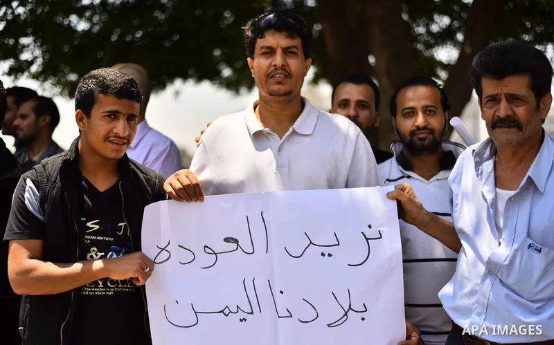 Yemeni expatriates hold banners during a protest demanding the return to Yemen, outside the Yemeni embassy, in Cairo on May 3, 2015. Between 40-50 Arab special forces soldiers arrived in Aden on Sunday and deployed along...