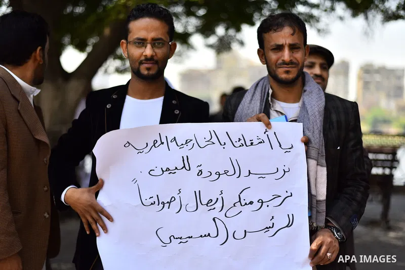 Yemeni expatriates hold banners during a protest demanding the return to Yemen, outside the Yemeni embassy, in Cairo on May 3, 2015. Between 40-50 Arab special forces soldiers arrived in Aden on Sunday and deployed along...
