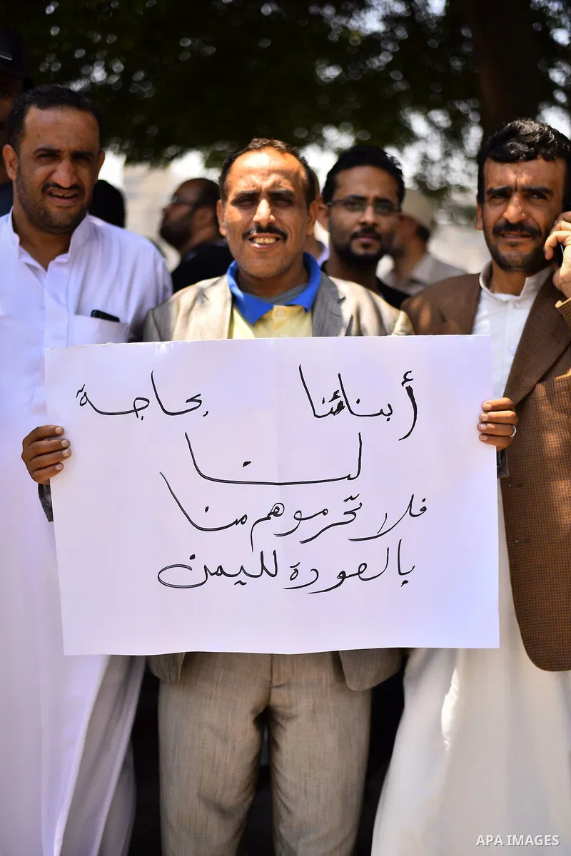 Yemeni expatriates hold banners during a protest demanding the return to Yemen, outside the Yemeni embassy, in Cairo on May 3, 2015. Between 40-50 Arab special forces soldiers arrived in Aden on Sunday and deployed along...