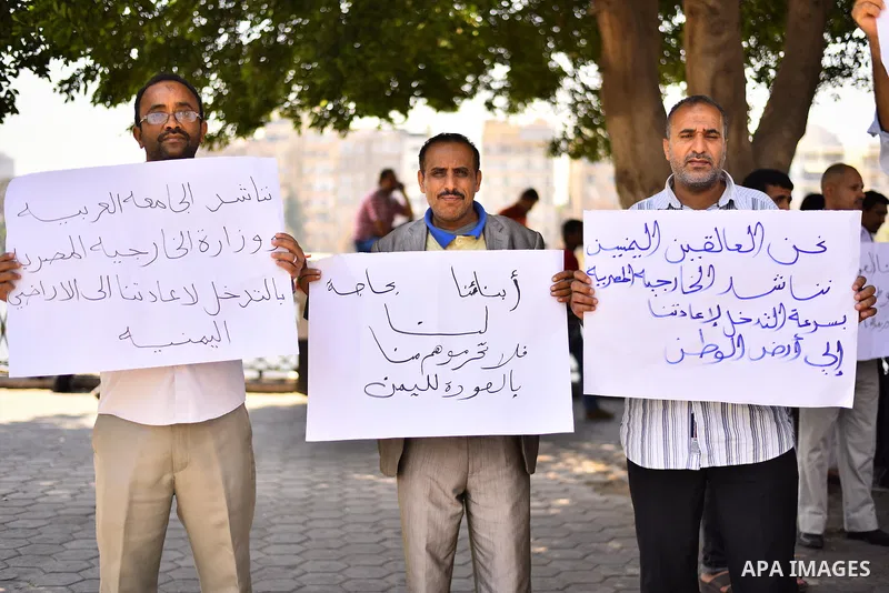 Yemeni expatriates hold banners during a protest demanding the return to Yemen, outside the Yemeni embassy, in Cairo on May 3, 2015. Between 40-50 Arab special forces soldiers arrived in Aden on Sunday and deployed along...